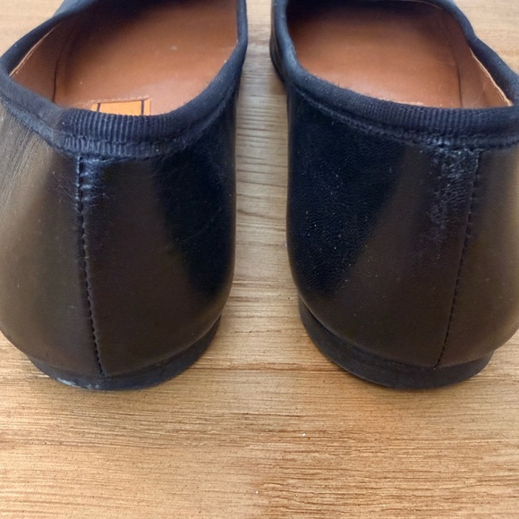 Tory Burch Navy Flats with Gold Emblem, size 7 - Picture 5 of 6